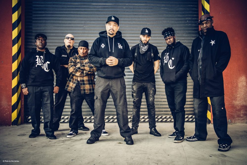 Body Count feat. Ice T - Sieben Musiker vor einem Rolltor