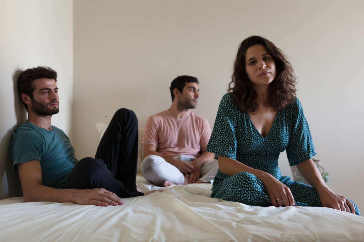 Die libanesische Band Postcards liegen verträumt auf einem Bett