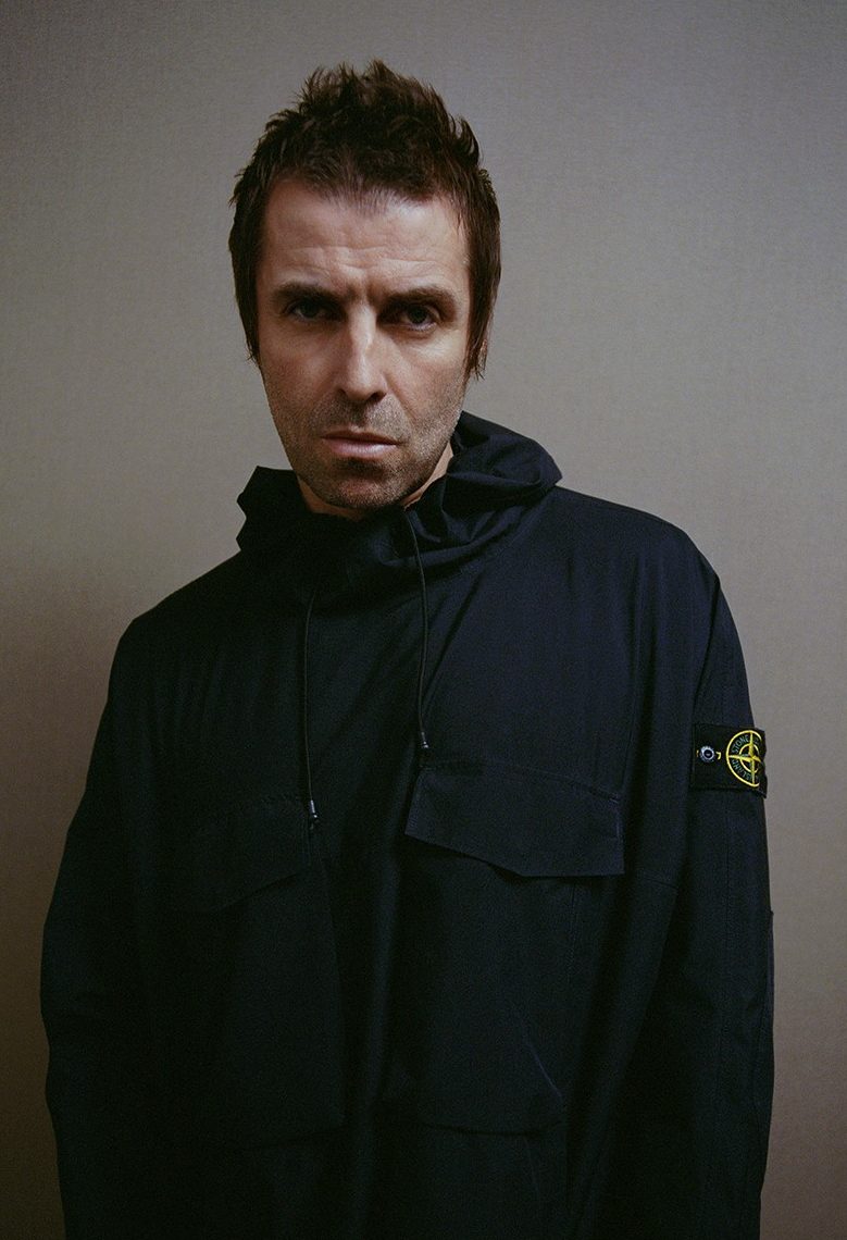 Liam Gallagher, ehemaliges "Oasis"-Mitglied steht in einer für Hooligans typischen "Stone Island" Jacke Modell