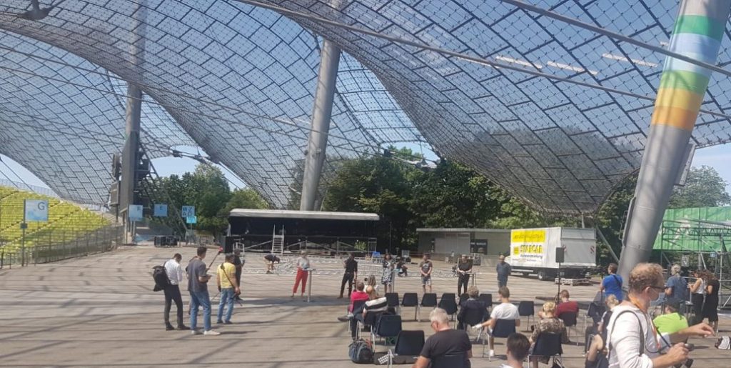 Der städtische „Sommer in der Stadt“ bringt ein buntes und diverses Open Air-Musikfestival auf verschiedene Bühnen in ganz München. Impfaufruf