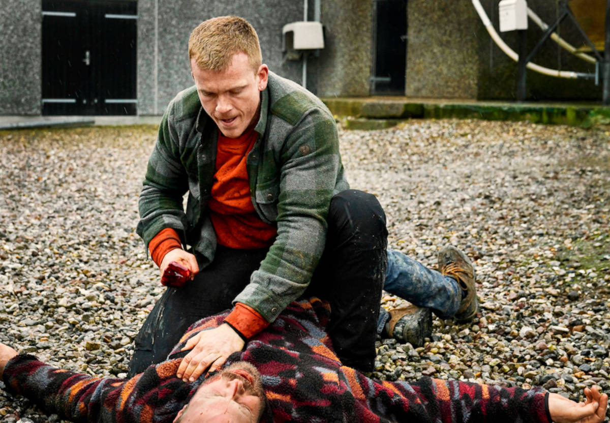 Auf dem Szenenbild sieht man den Hauptcharakter der Serie "Killing Mike, wie er auf Jemandem sitzt und auf diesen Jemand einprügelt.