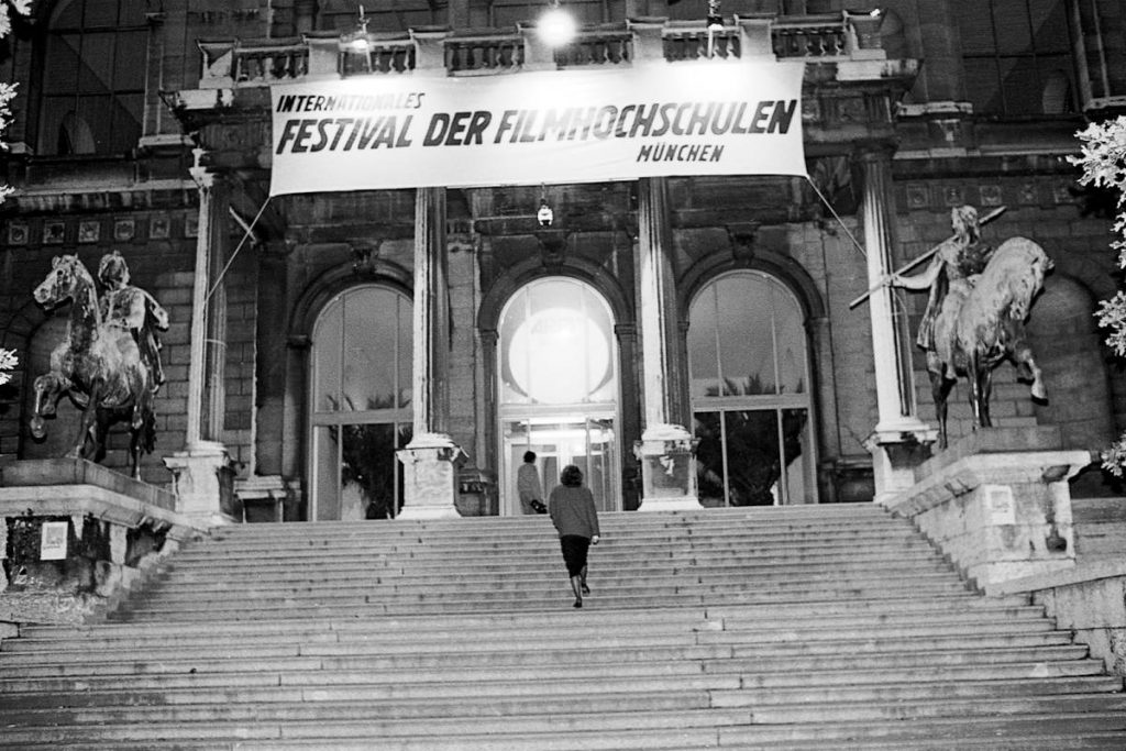 Das Bild zeigt den Eingang des Festivals der Filmhochschulen 1987.