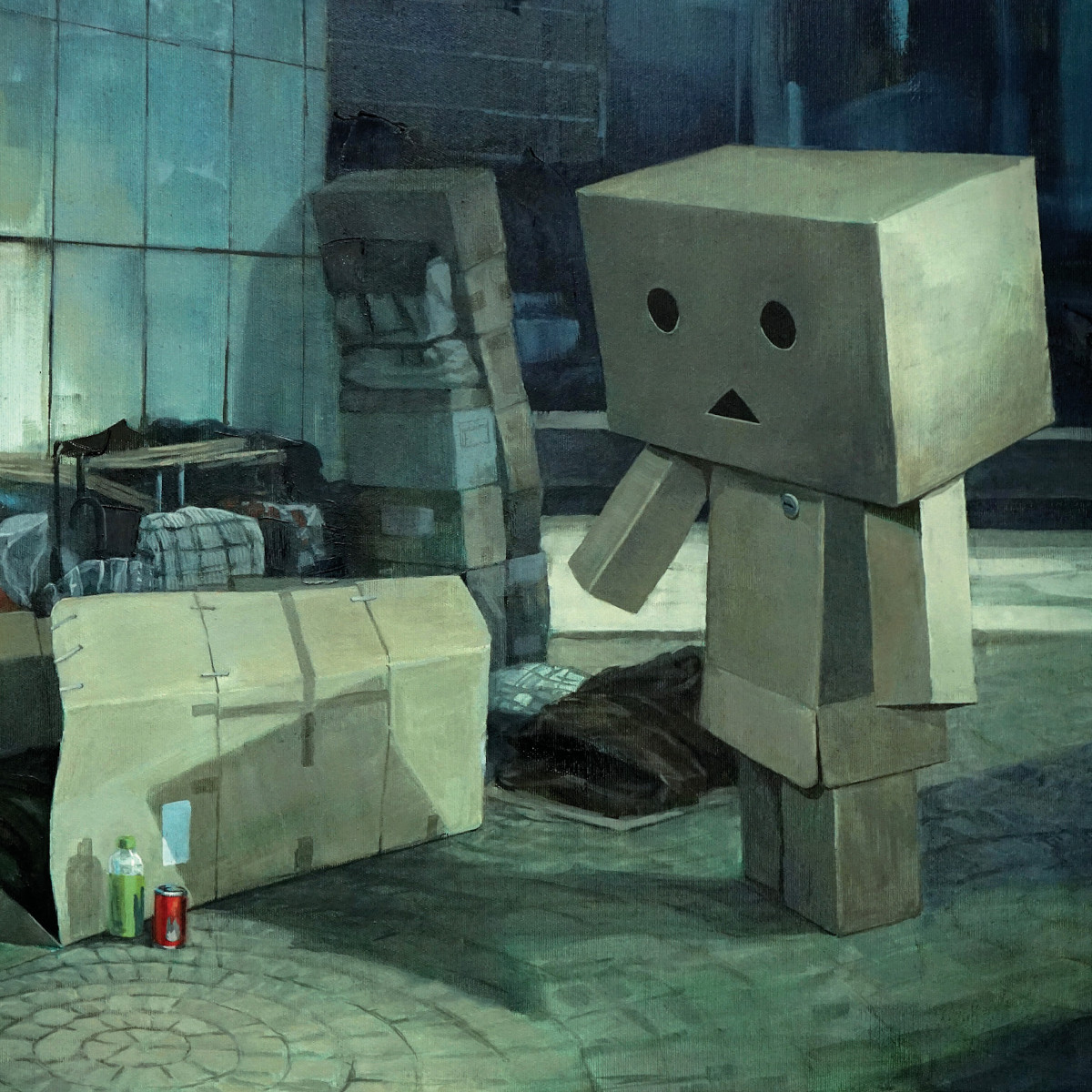 ARTMUC re:start - eine Sonderausstellung. Das Gemälde von Tobias Frank zeigt einen traurigen Karton in Menschengestallt in einem grauen Hinterhof. Die einzigen kräftigen Farben sind eine grüne Flasche und eine rote Coladose vor dem traurigen Karton