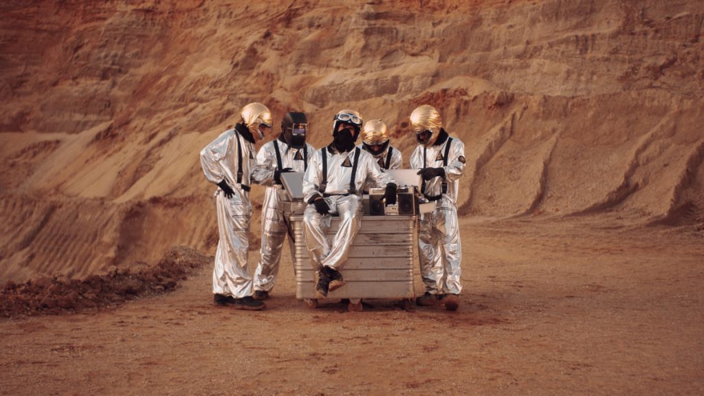 Brew Berrymore live - Die Band spielt Future Rock. Auf ihrem Pressebild sind sie daher in Raumanzügen in einer scheinbaren Marslandschaft zu sehen.