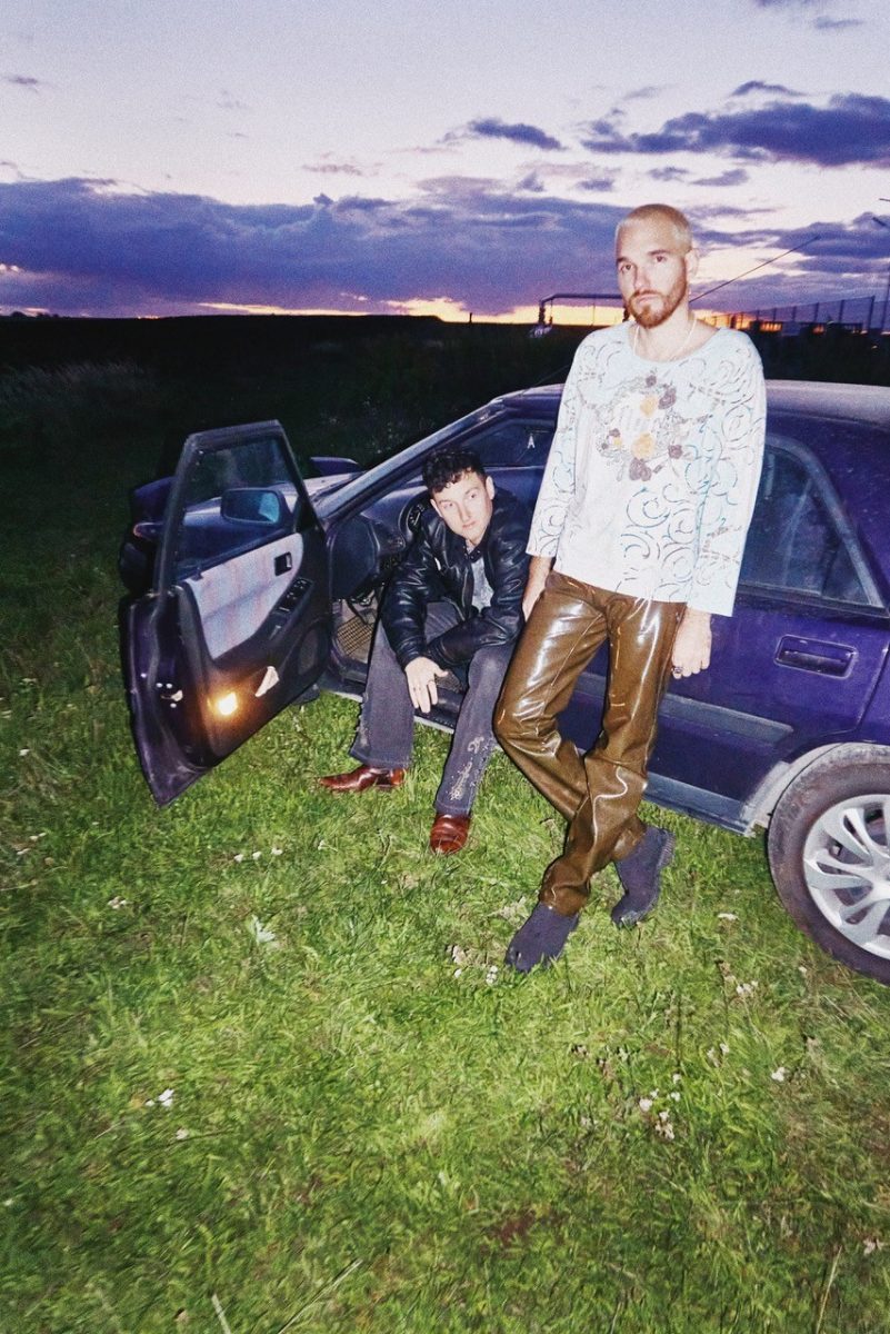 UK Garage und 90s Rave bestimmen den Yukno Sound - Das Bild zeigt die beiden Musiker vor einem blauen BMW aus den 90ern