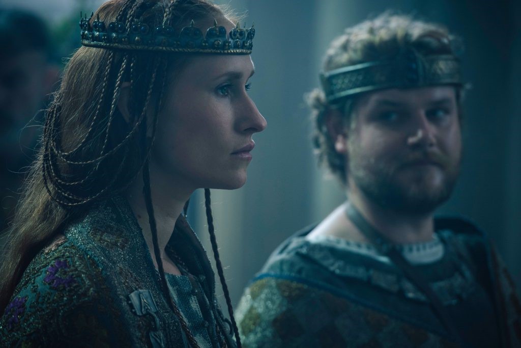 Das Niebelungenlied als Serie: Zu sehen sind Rosalinde Mynster als Brunhild und Dominic Marcus Singer als Gunter. Beide tragen eine Krone und mittelalterliche Kostüme und schauen sehr ernst.
