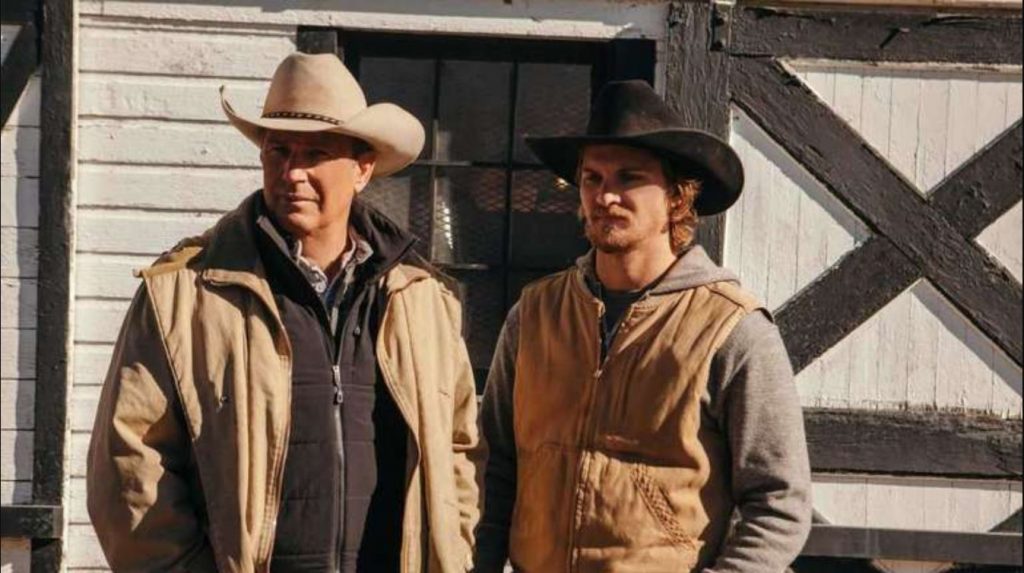 Yellowstone Staffel 5 Folge 9: Alle warten auf diese Folge. Das Bild zeigt die Hauptdarsteller Kevin Kostner und Luke Grimes vor einer Scheune der Dutton Ranch.