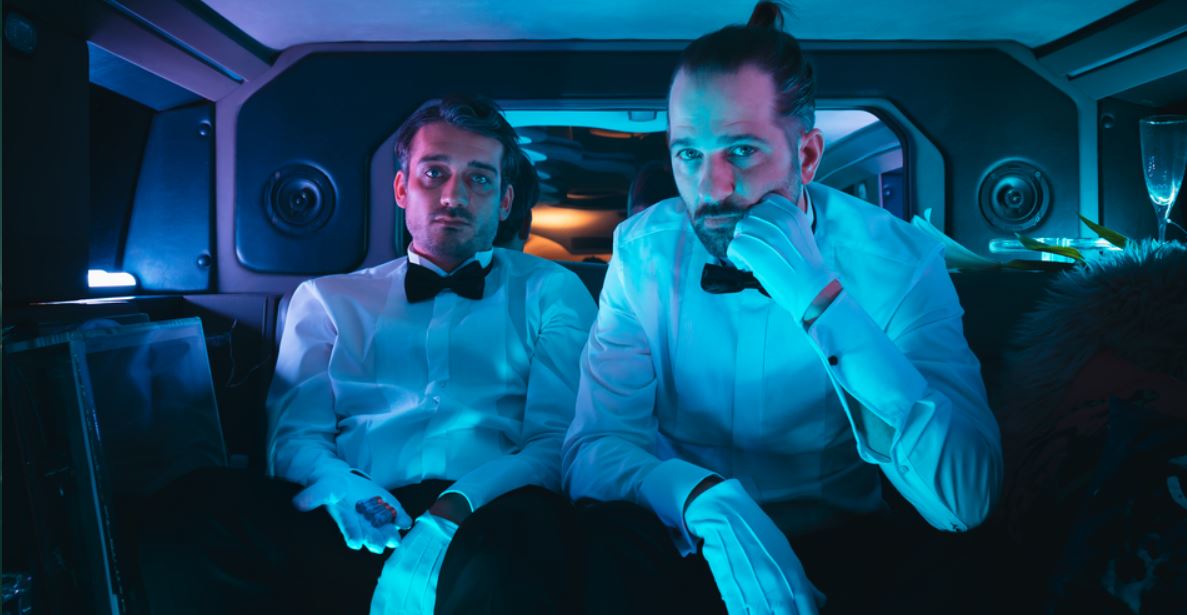 dicht&ergreifend Hip-Hop: Die Dichties bringen mit Highlife einen Song auf Hochdeutsch heraus. Das Bild dazu zeigt die beiden MCs Lef Dutti und George Urkwell im feinen Zwirn in einer blau beleuchteten Luxuslimousine.