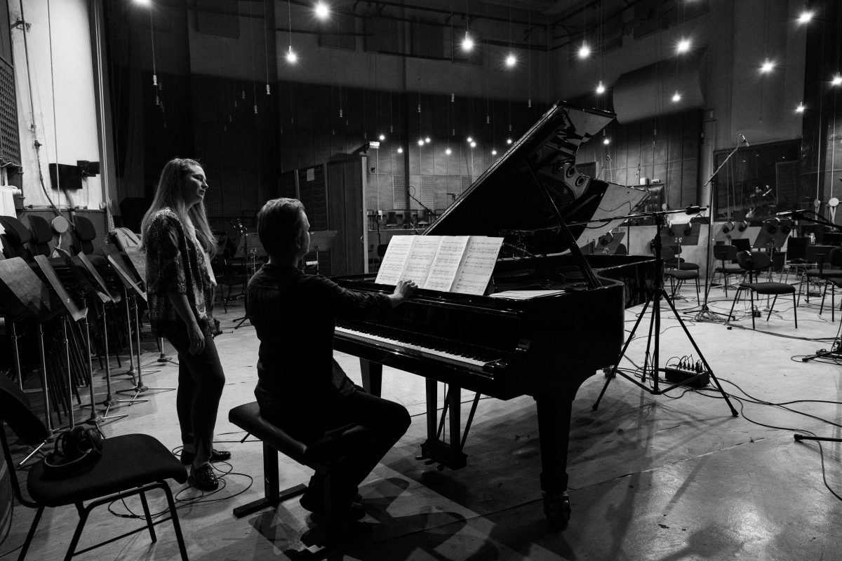 Júlia Karosi „Inner Voice“ - Das Bild zeigt die Musikerin im Studio, dort arbeitet sie mit dem estnischen Pianisten und Komponisten Kristjan Randalu. Das Foto ist schwarzweiß.