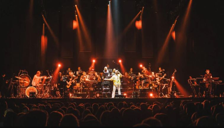 Alphaville Konzerttickets: Das Bild zeigt Alphaville und das Deutsche Filmorchester Babelsberg auf einer großen Bühne.