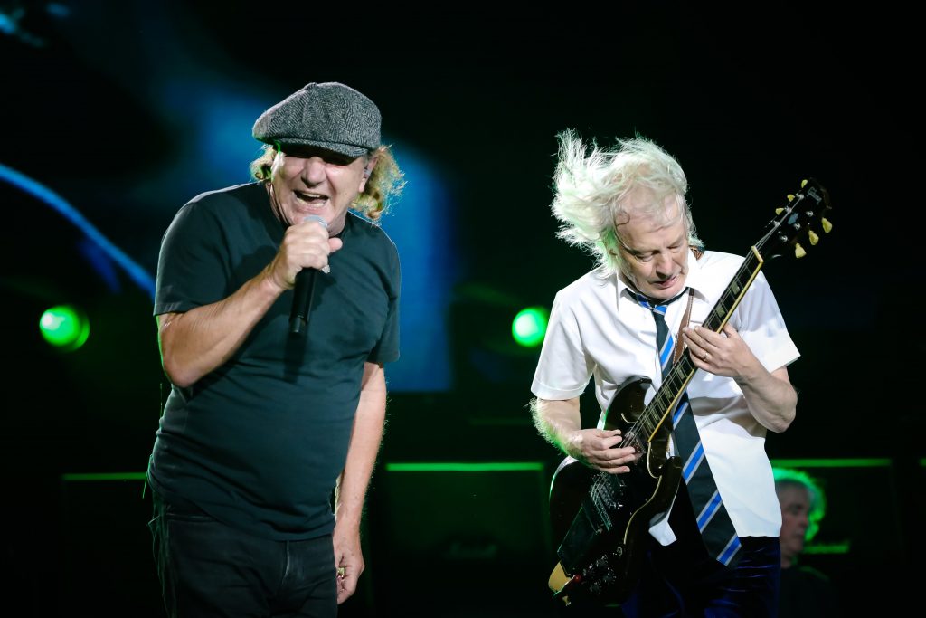 AC/DC Konzert München 2024: Zu sehen sind Sänger Brian Johnson und Agnus Young.