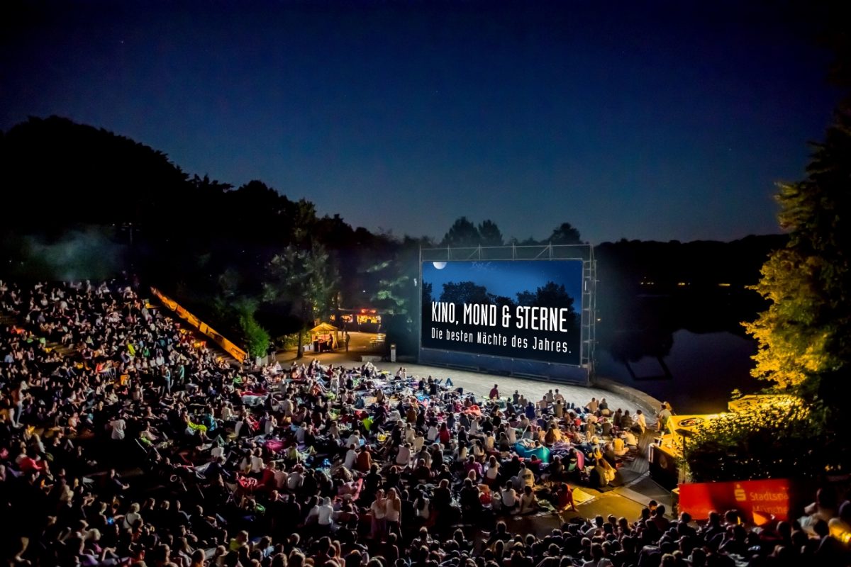 Open-Air Kino-Saison in München startet Anfang Juni 2024. Das Bild zeigt die Kino, Mond & Sterne Veranstaltung im Westpark.
