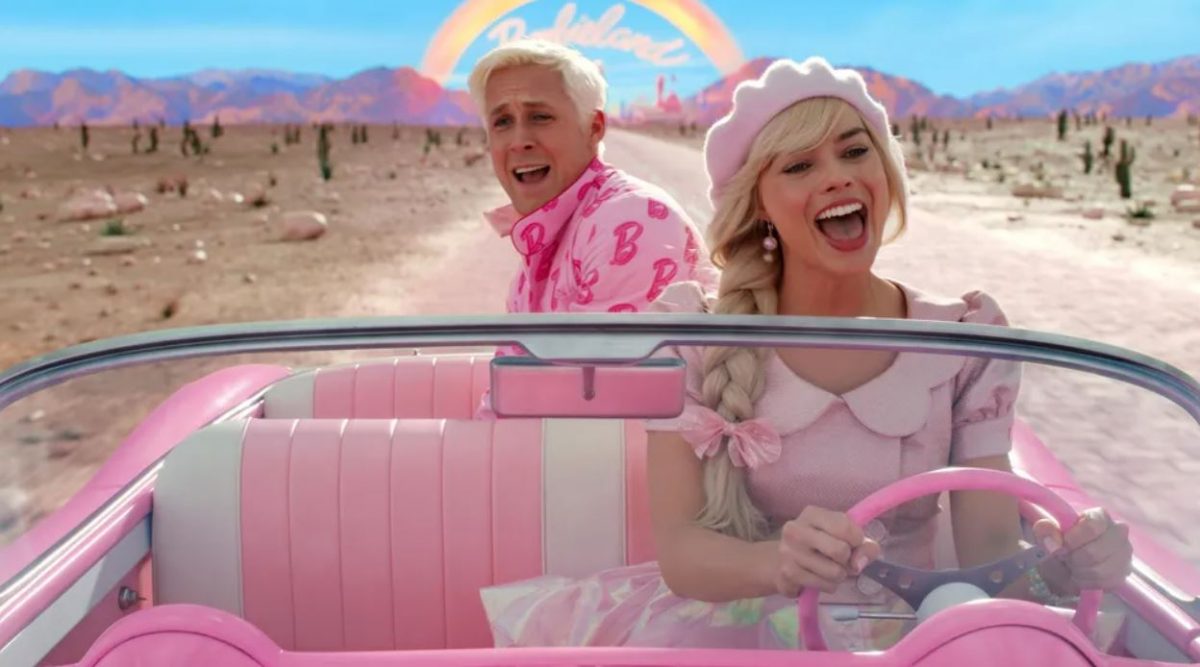 Das Bild zeigt eine Szene aus Barbie - Der Film: Barbie sitzt am Steuer ihres 50er Jahre Cabrios und Ken auf der Rückbank. Alles ist rosa.