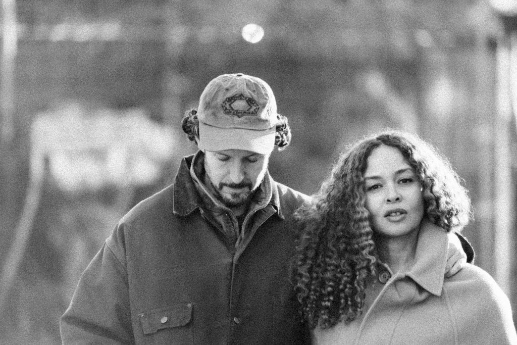 Schwarz-Weiß-Foto von Max Herre und Joy Denalane