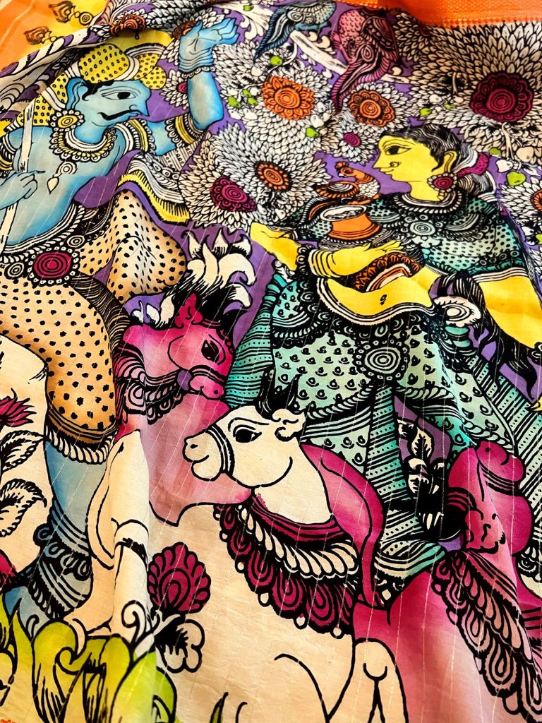 Bunt gestalteter Schal mit Figuren, Ornamenten und Tieren aus der Kalamkari-Kunst.