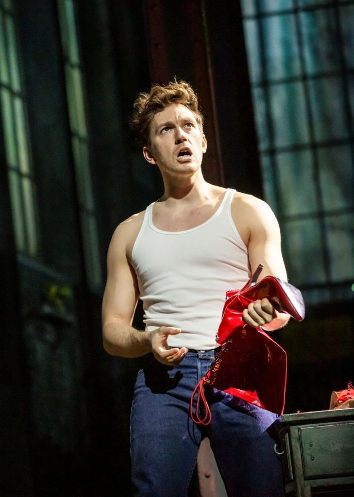 Darsteller mit rotem Stiefel in den Händen, nachdenkliche Szene aus Kinky Boots im Deutschen Theater.