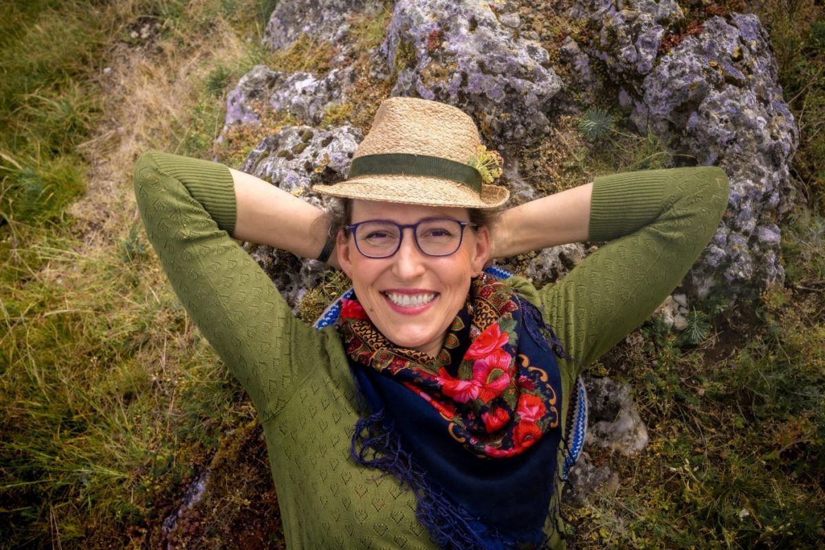 artina Schwarzmann Tickets München: Porträtfoto der Kabarettistin in der Natur