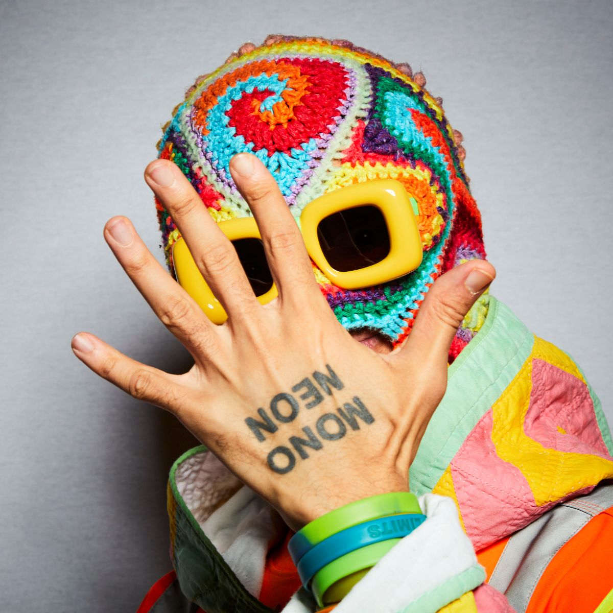 United by Jazz Pasinger Fabrik München: farbstarkes Porträt des Bassisten MonoNeon