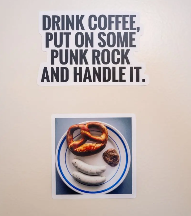 Kulturblog München: Bürobild von kulturIMBLOG mit Punkrock-Schriftzug und Weißwurstfrühstück