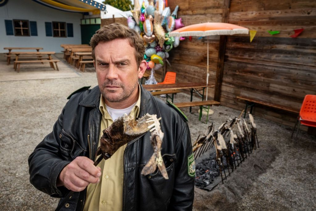 Sebastian Bezzel als Franz Eberhofer im Film Steckerlfischfiasko vor Kinostart 2026