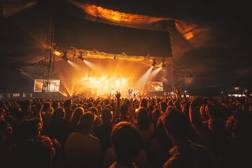 Gewinnspiele München Konzert in der Musik Arena auf dem Tollwood Festival mit Publikum und Bühne