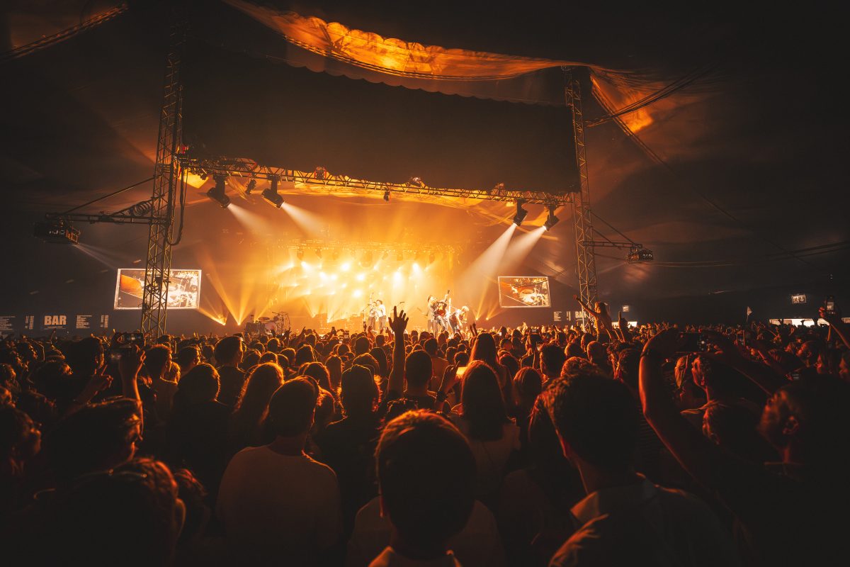Gewinnspiele München Konzert in der Musik Arena auf dem Tollwood Festival mit Publikum und Bühne