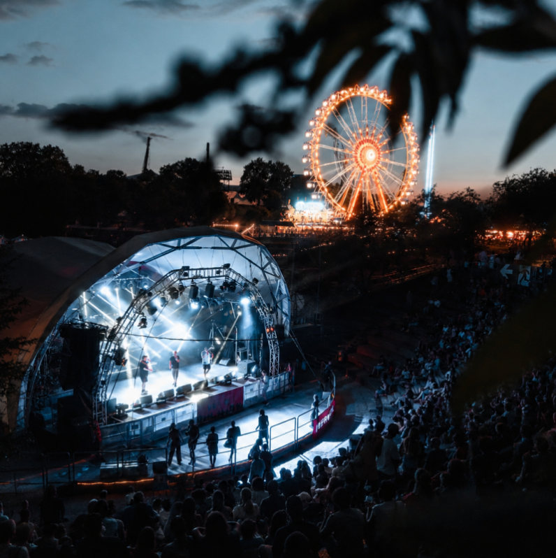 Theatron Musiksommer 2026 in München: Kostenlose Konzerte am Olympiasee – inklusive Verlosung von 2 Picknicktaschen!